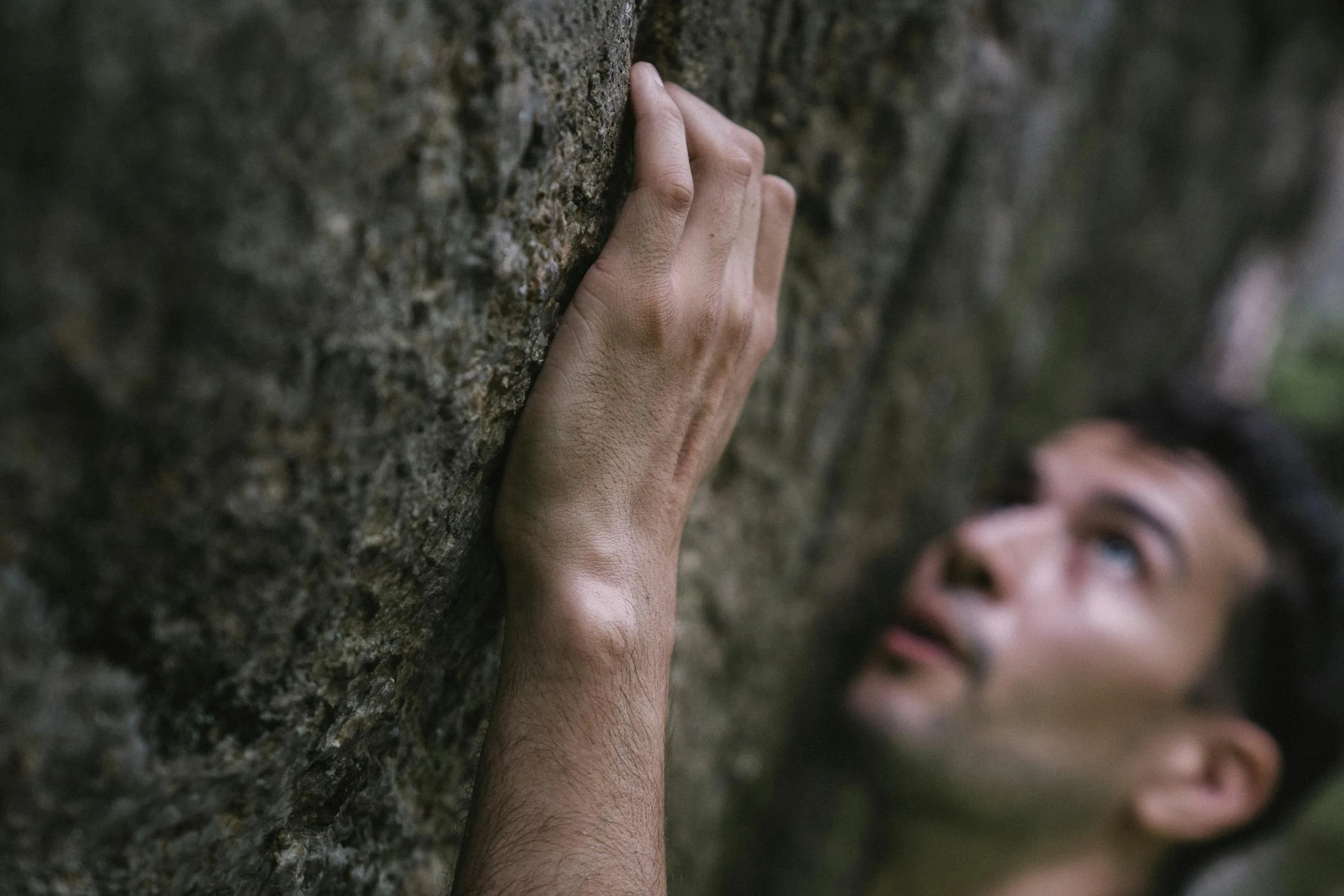 A man rock climbing breathes through his mouth, which may trigger exercise-induced asthma.