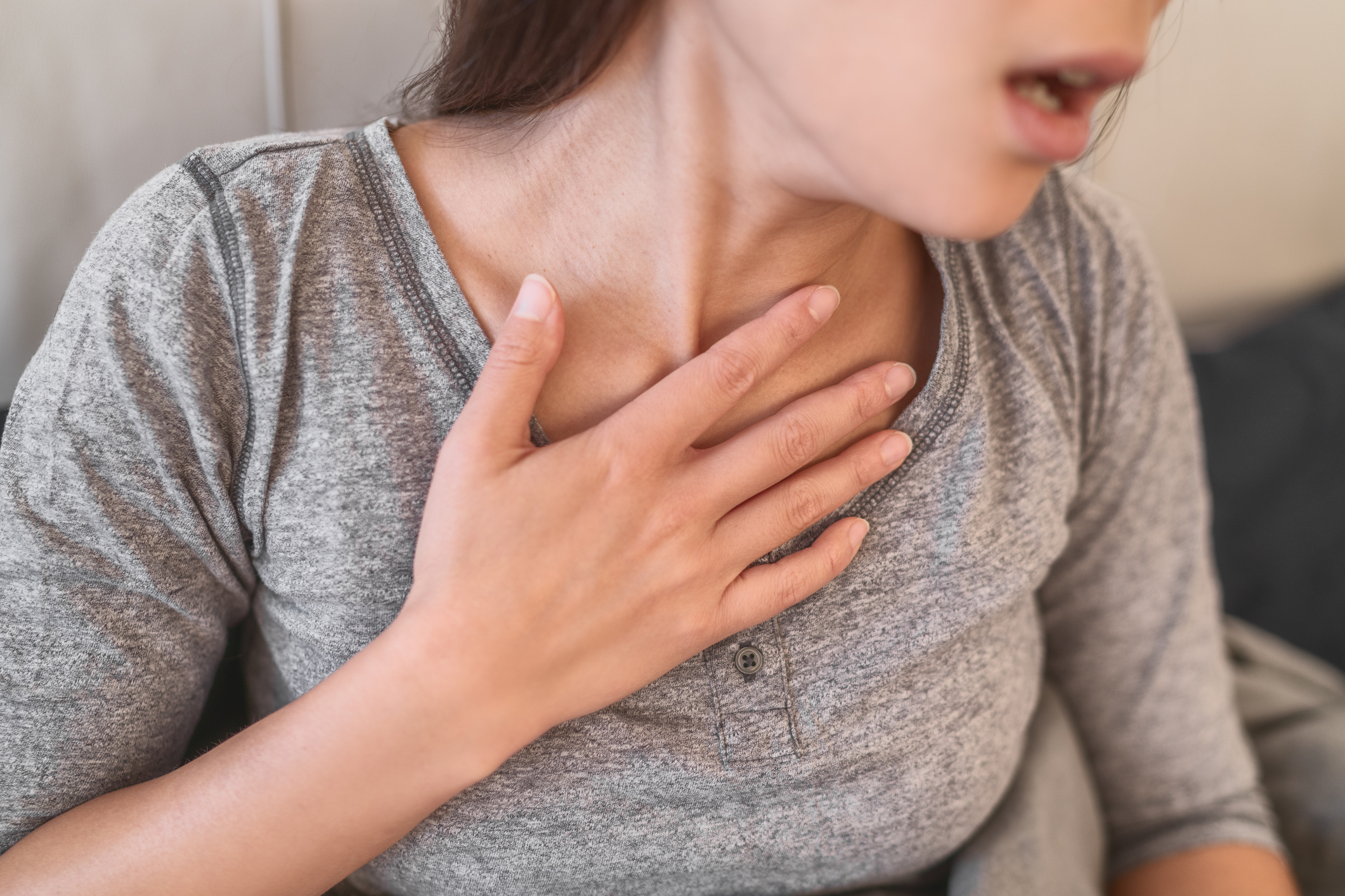 A won\man is expeiencing asthmatic wheezing. The Buteyko method helps
